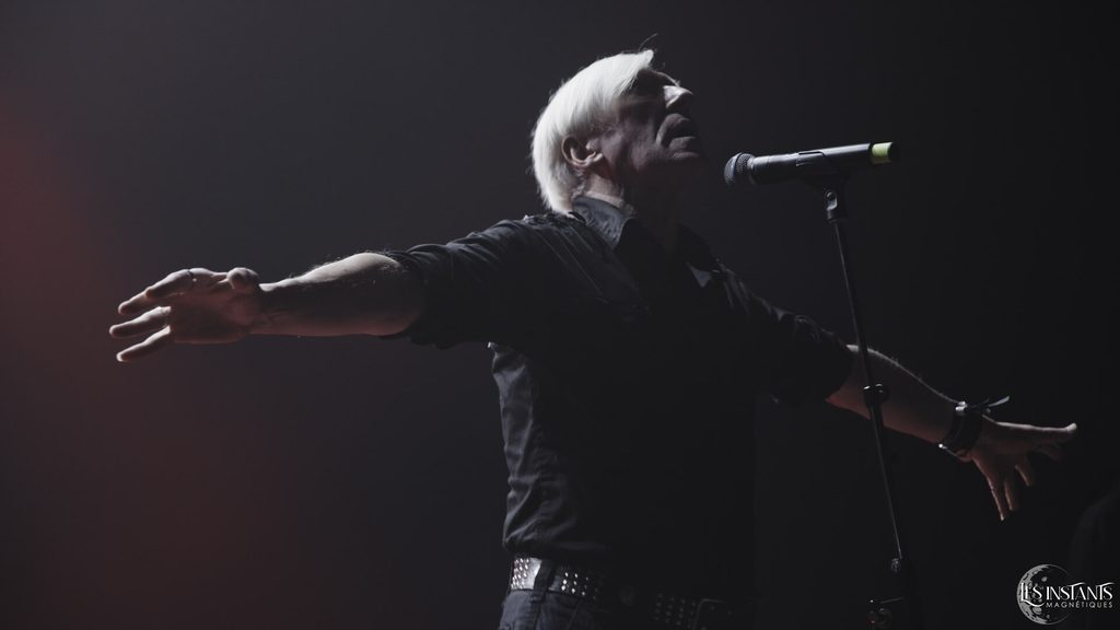Guerre Froide, figure de la scène cold wave française, en concert au Louvre-Lens, Goth Mania 2026, captation Les Instants Magnétiques