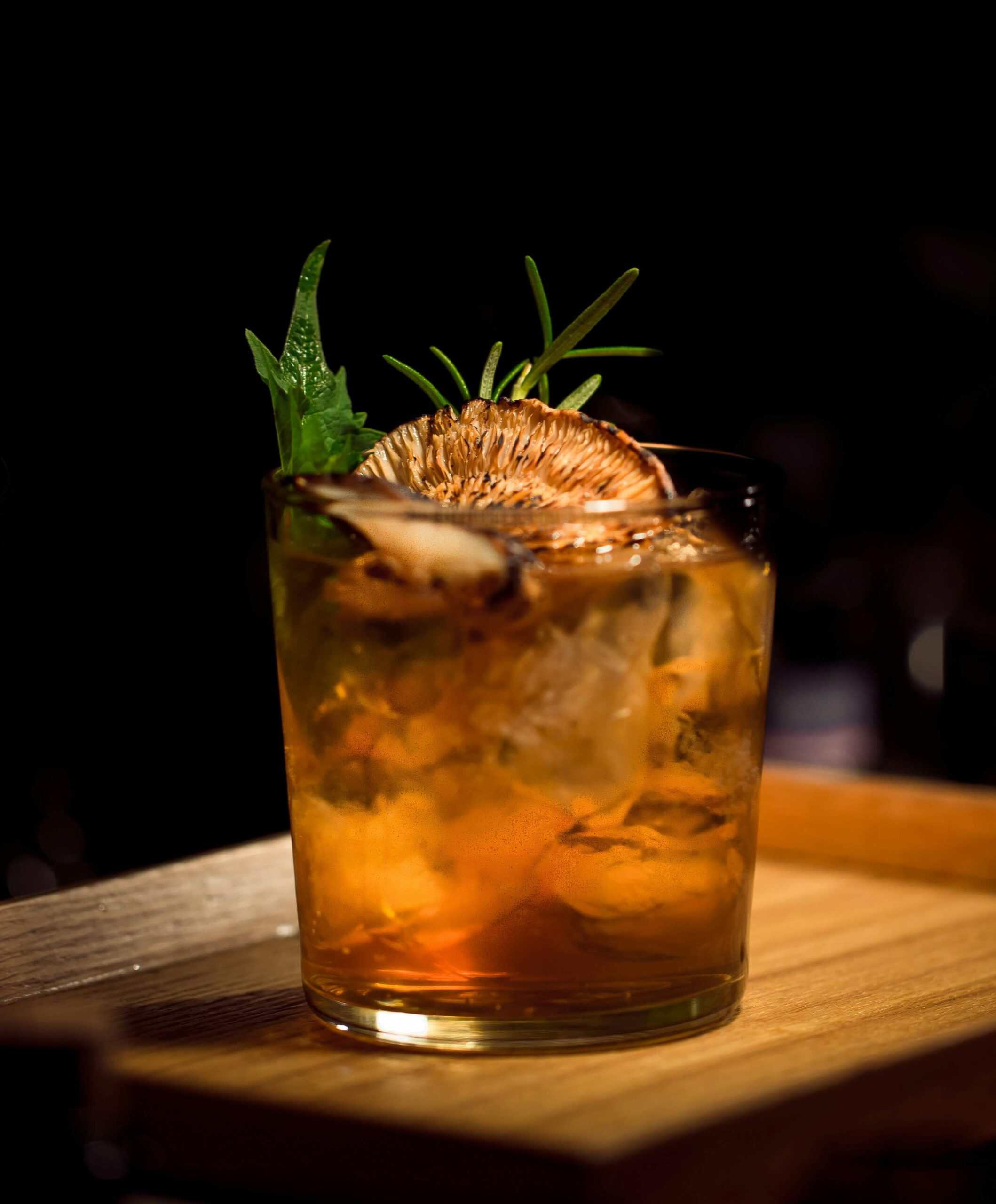 Cocktail dans un bar - films de marque pour restaurant par Les Instants Magnétiques